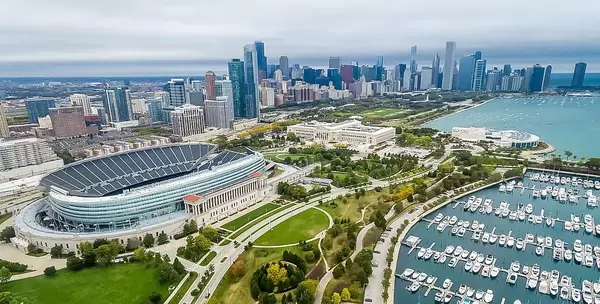 Luftaufnahme zeigt amerikanisches Naturkundemuseum und Hafen an der Küste