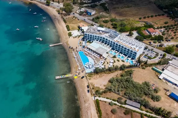 Luftaufnahme zeigt das schicke Strandhotel Nikki Beach Resort & Spa, mit Privatpool und direkter Zugang zum grünen Meer