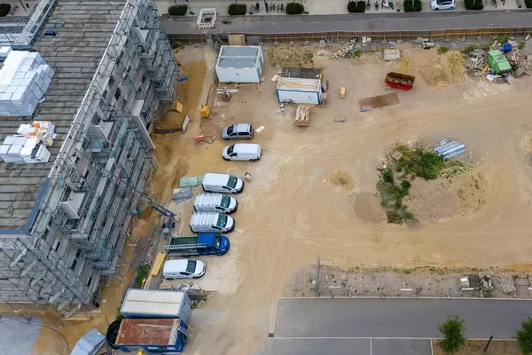 Luftaufnahme zeigt Gerüst an Wohnsiedlung auf der Baustelle an der Linnicherstraße / Hildegard-von-Bingen-Allee in Köln