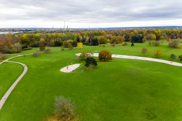 Luftaufnahme zeigt grüne Wiese im Herbst im Forstbotanischen Garten Köln