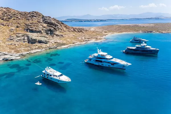 Luftaufnahme zeigt Urlauber in den Sommerferien auf dem blauen Mittelmeer, mit teuren Yachten vor der Küste der griechischen Insel Paros