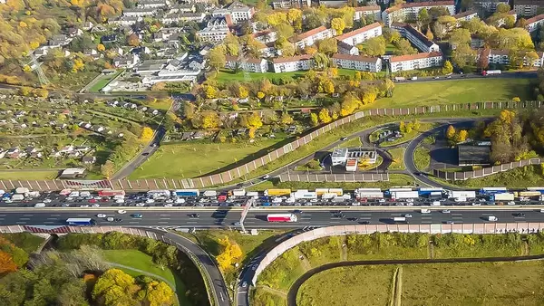 Luftaufnahme zeigt Verkehrsinfarkt / stockender Straßenverkehr in Deutschland