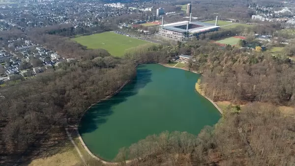 Luftbild: Adenauerweiher mit Rheinenergiestadion im Hintergrund