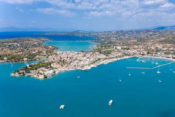 Luftbild auf die große Bucht von Porto Heli, Griechenland