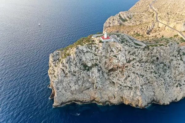 Luftbild auf Mallorca: die felsige Landschaft der Landspitze Cap de Formentor mit dem Leuchtturm