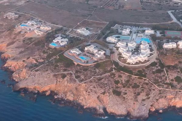 Luftbild aus dem Flugzeug von der griechischen Kykladeninsel Paros im Mittelmeer, mit Hotelanlagen und Außenpools