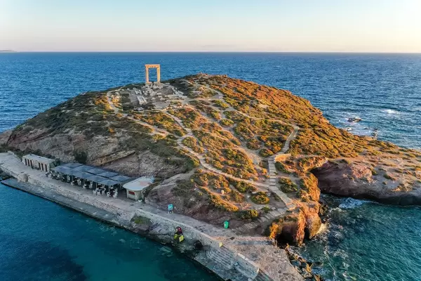Luftbild bei Sonnenuntergang. Die Ruinen vom Apollo-Tempel, der Portara. Wahrzeichen von Naxos
