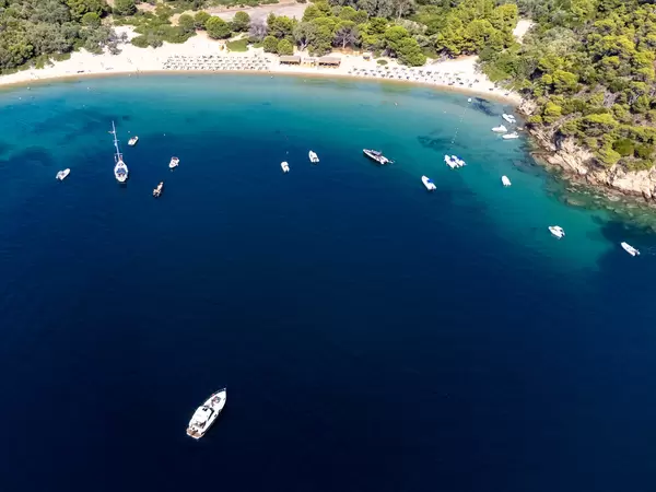 Luftbild: Boote vor dem Sandstrand von Tsoungria, einer unbewohnten kleinen Insel bei Skiathos