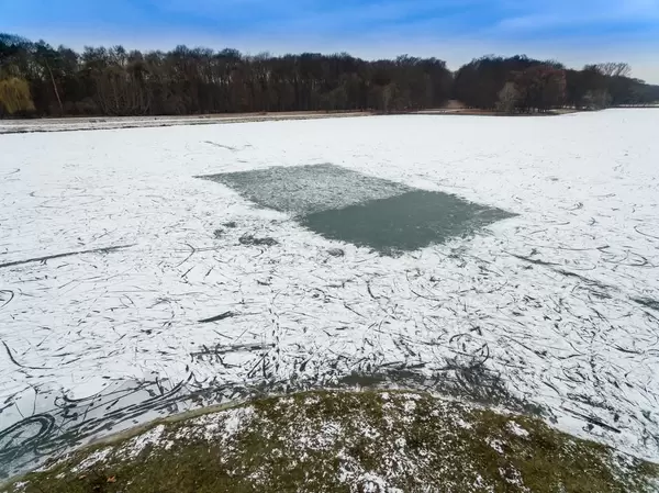 Luftbild: Decksteiner Weiher im Winter