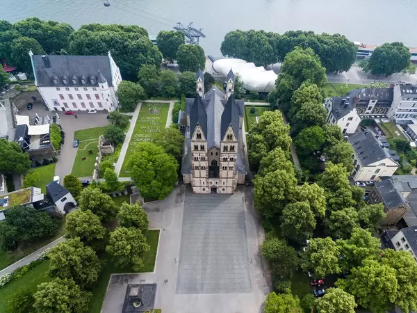 Luftbild der Basilika Sankt Kastor