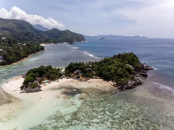 Luftbild der Granitinsel L'Islette in der Bucht von Port Glaud im indischen Ozean, nahe Mahé, Seychellen