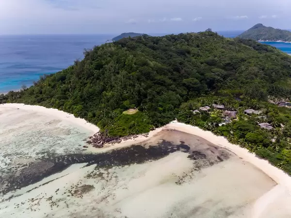 Luftbild der grünen Landzunge am Port Launay Strand neben dem Luxusresort Constance Ephelia auf der Seychellen-Insel Mahé