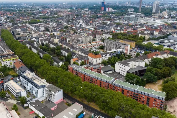 Luftbild der grünen Straße Melatengürtel, neben Neubauten und Altbauhäusern in Köln
