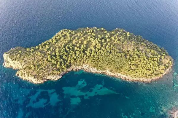 Luftbild der Illa de Formentor, unbewohnter Insel vor der Küste der Badia de Pollença Bucht auf Mallorca