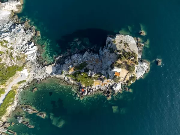 Luftbild der Kirche Agios Ioannis auf Skopelos, die durch die Hochzeitsszene in Mamma Mia! berühmt ist