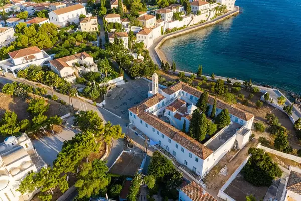 Luftbild der Kirche und des ehemaligen Klosters Agios Nikolaos am Ufer von Spetses, Griechenland