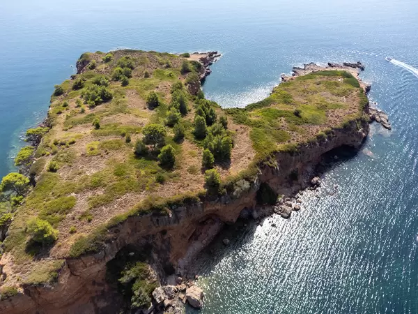 Luftbild der Landzunge aus rotem Felsgestein bei Kokkinokastro auf Alonnisos