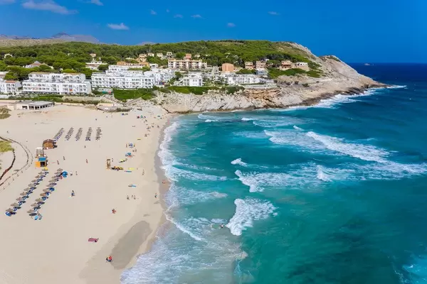 Luftbild. Der lange Strand von Cala Mesquida an der Nordostküste Mallorcas in der Nähe von Capdepera