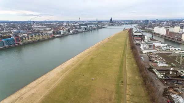 Luftbild der Poller Wiesen im Frühling