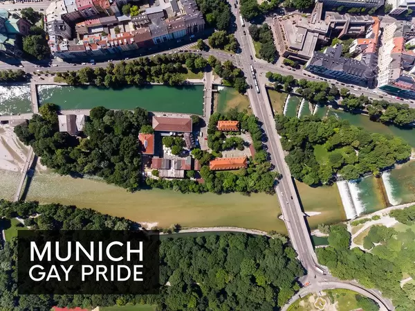 Luftbild der Praterinsel zwischen der Isar in München und dem Bildtitel "Munich Gay Pride", um die queere CSD-Parade zu feiern