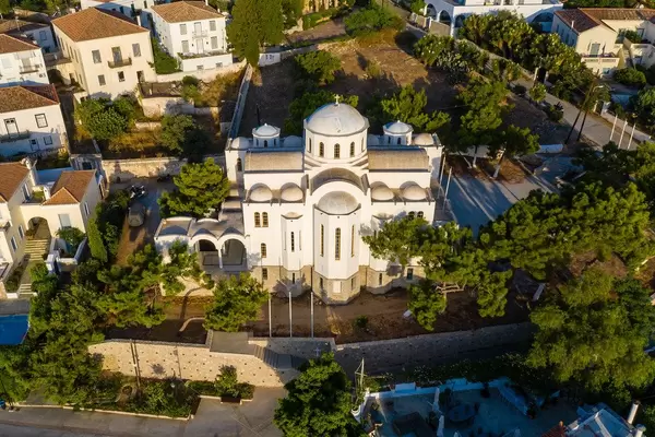 Luftbild der "Naós Trión Spetsiotón Neomartýron" - Kirche auf der saronischen Insel Spetses, Griechenland