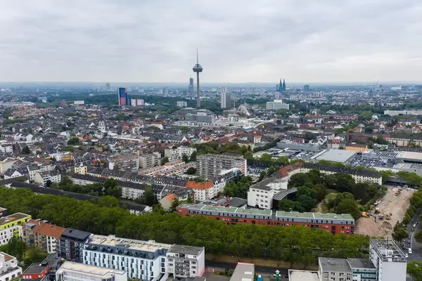 Luftbild der Stadt Köln und den Melatengürtel, mit Colonius Fernsehturm und Kölner Dom im Hintergrund
