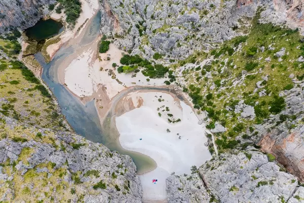Luftbild: der Torrent de Pareis, der durch die Serra de Tramuntana fließt. Mallorcas einzigartige Landschaft