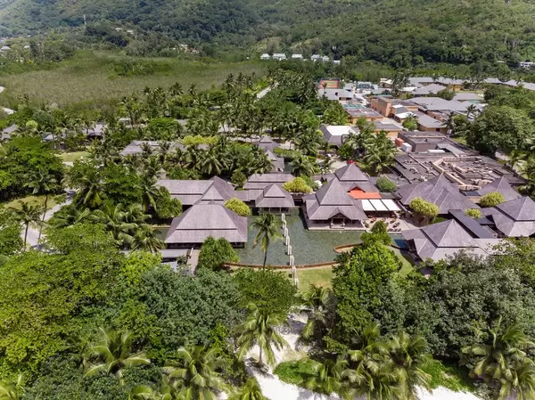 Luftbild der Unterkünfte des Constance Ephelia Resort inmitten Palmenlandschaft auf Mahé, Seychellen
