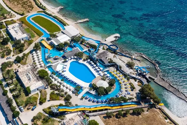 Luftbild des Aqua Paros Wasserparks in Naoussa auf Paros, Griechenland, direkt am Mittelmeer