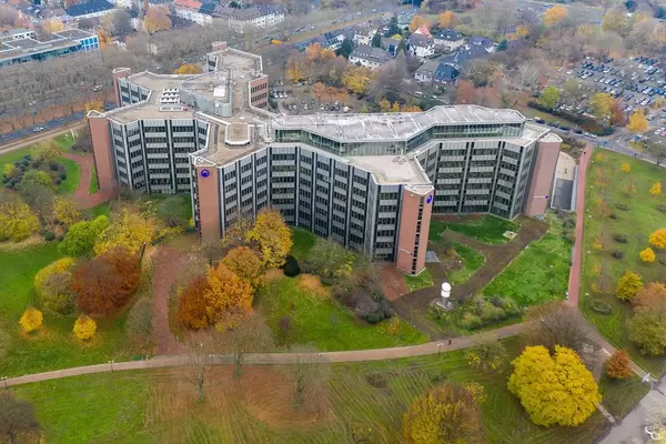 Luftbild des architektonisch interessanten Gebäudes der SIGNAL IDUNA Gruppe in Dortmund
