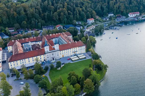 Luftbild des ehemaligen Benediktklosters am Ufer des Tegernsees in den Bayerischen Alpen