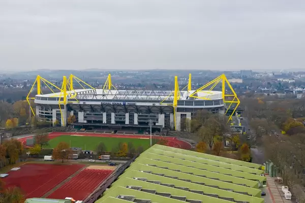Luftbild des Fußballstadion Signal Iduna Park und Außengelände mit Trainingsplatz in Dortmund