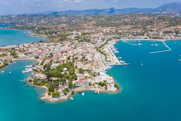 Luftbild des griechischen Ferienorts Porto Heli in Ermionida, Argolis, am Argolischen Golf