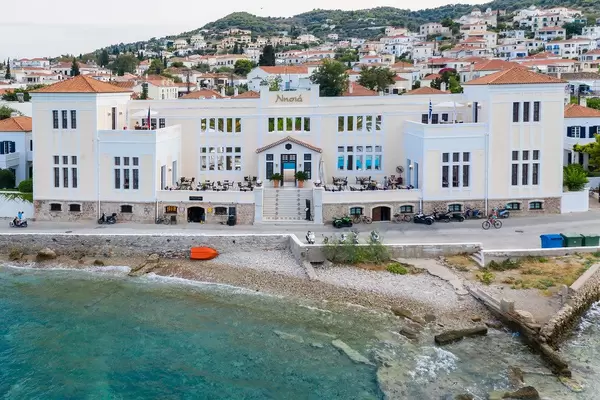 Luftbild des griechischen Hotels "Nissia Traditional Residences" in Kounoupitsa, Spetses, direkt am klaren Meer