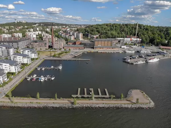 Luftbild des Hafenviertels am See Vesijärvi & Backsteinhäusern, mit Blick auf die Ironmanstrecke und Piano Paviljonki vor der Sibeliushalle