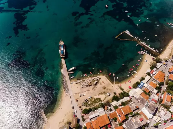 Luftbild des kleinen Hafens in Ouranoupoli, Griechenland