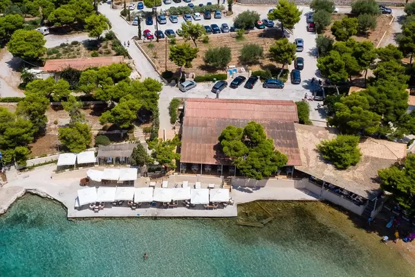 Luftbild des Restaurants am Meer "Taverne Hinitsa" in Pireas - Porto Heli, Chinitsa