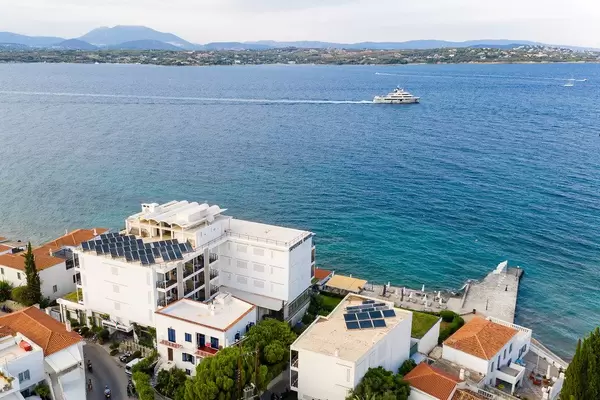 Luftbild des Spetses Hotel mit Solaranlage auf dem Dach, am Kaiki Strand
