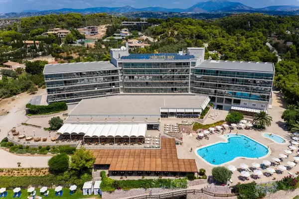 Luftbild des Strandhotels Aks Hinitsa Bay in Chinitsa, mit Swimmingpool und Solaranlage auf dem Dach