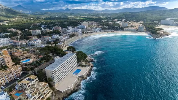 Luftbild des Strands in Peguera, Mallorca