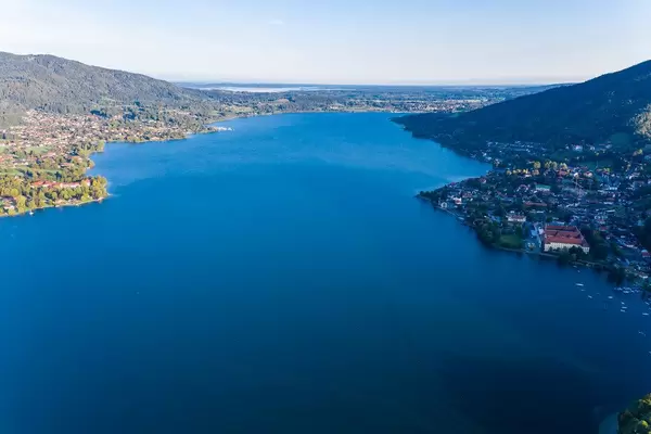 Luftbild des Tegernsees in Oberbayern mit der Stadt und dem Kloster Tegernsee an seinen Ufern