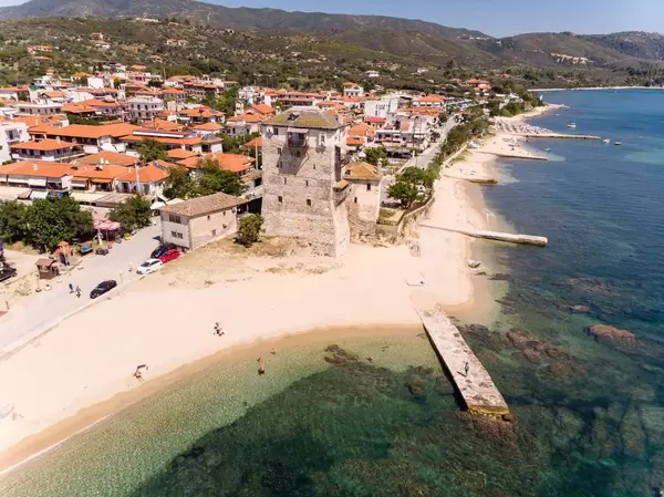 Luftbild des Turms von Prosphorion in Ouranoupoli, Griechenland