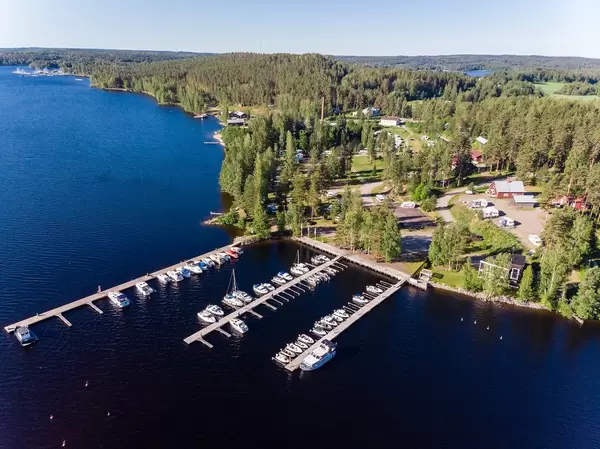 Luftbild des Urlaubsgebiets Padasjoki, Finnland, mit Hafen im Päijänne-See