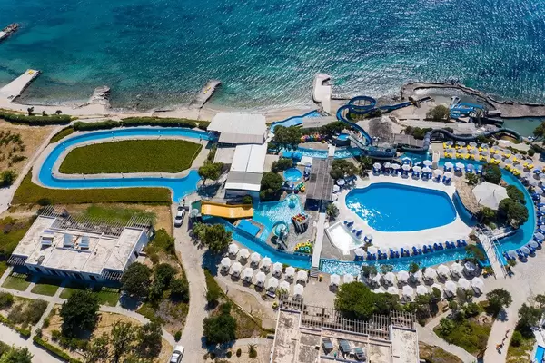 Luftbild des Wasserparks Aqua Paros direkt an der Ägäis auf Paros, Griechenland