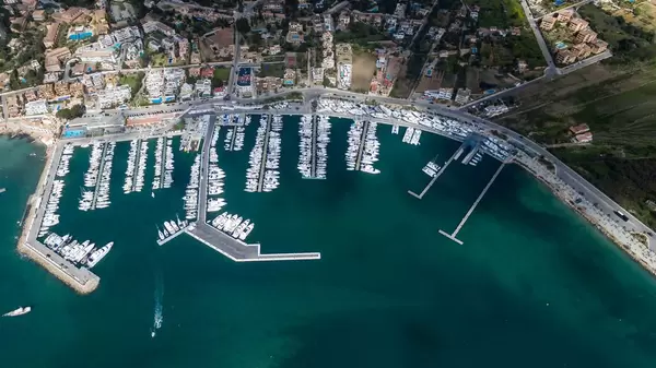 Luftbild des Yachthafens von Puerto de Andraitx, Mallorca