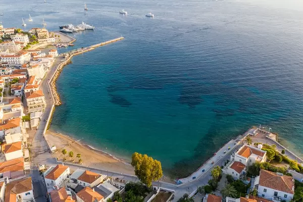 Luftbild einer Bucht zwischen Agios Mamas und Agios Nikolaos, auf der griechischen Insel Spetses im Argolischen Golf