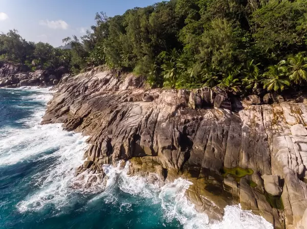 Luftbild einer Felsenformation in der Bucht von Anse des Anglais neben Pointe Paul auf Mahé, Seychellen, im Indischen Ozean
