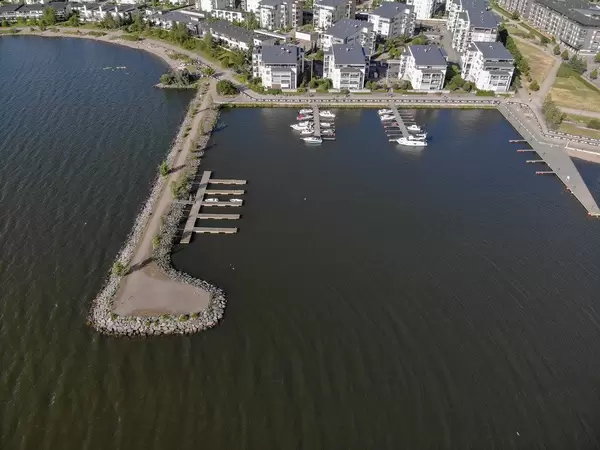 Luftbild einer schmalen Landzunge, die den Hafen von Lahti umschließt und der Ironman-Rennstrecke an der Küste des Vesijärvi-Sees