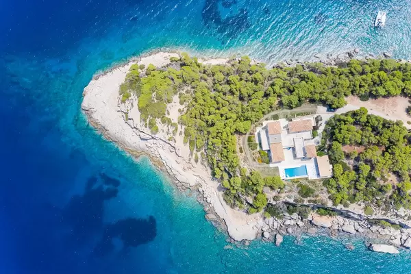 Luftbild einer Villa auf einer Felsenklippe im Argolischen Golf