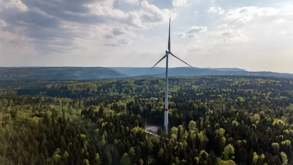 Luftbild einer Windkraftanlage. Neuer Windpark Straubenhardt